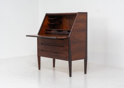 “No. 63” secretary by Kai Kristiansen for Torring Møbelfabrik (Denmark, 1960s). This very hard to find piece is one of our favorite secretaries and an example of high quality Danish craftsmanship. It features stunning aesthetics and nifty details like the sculptural handles or the convenient pivoting drop-down leaf. This particular piece is crafted out of rosewood and has an extraordinary woodgrain! It is in splendid condition with a minor repair mark on the lowest drawer.