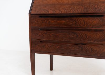 “No. 63” secretary by Kai Kristiansen for Torring Møbelfabrik (Denmark, 1960s). This very hard to find piece is one of our favorite secretaries and an example of high quality Danish craftsmanship. It features stunning aesthetics and nifty details like the sculptural handles or the convenient pivoting drop-down leaf. This particular piece is crafted out of rosewood and has an extraordinary woodgrain! It is in splendid condition with a minor repair mark on the lowest drawer.