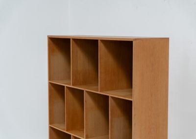 Oak bookcase by Kurt Østervig (Denmark, 1960s). A minimalistic bookcase crated in oak with vertical adjustable shelves and a contrasting dark back plate. In good condition with some discoloration on the inside.