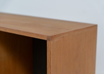 Oak bookcase by Kurt Østervig (Denmark, 1960s). A minimalistic bookcase crated in oak with vertical adjustable shelves and a contrasting dark back plate. In good condition with some discoloration on the inside.