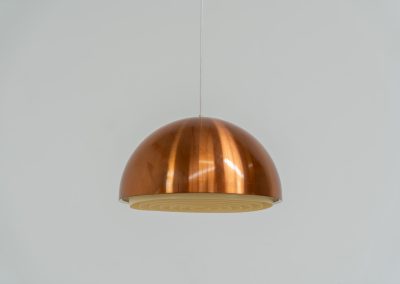 Copper “Louisiana” pendant light by Jørgen Bo & Vilhelm Wohlert for Louis Poulsen (Denmark, 1960s). A refined, sculptural design in warm copper, giving off a soft, glare-free light thanks to its layered inner shade. Originally created in connection with the Louisiana Museum of Modern Art, where both architects were closely involved for decades. Beautiful patina, timeless proportions. Effortless Danish design that works perfectly above a dining table or as a subtle focal point. In very good condition.