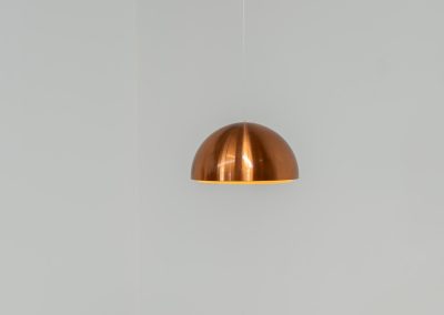 Copper “Louisiana” pendant light by Jørgen Bo & Vilhelm Wohlert for Louis Poulsen (Denmark, 1960s). A refined, sculptural design in warm copper, giving off a soft, glare-free light thanks to its layered inner shade. Originally created in connection with the Louisiana Museum of Modern Art, where both architects were closely involved for decades. Beautiful patina, timeless proportions. Effortless Danish design that works perfectly above a dining table or as a subtle focal point. In very good condition.