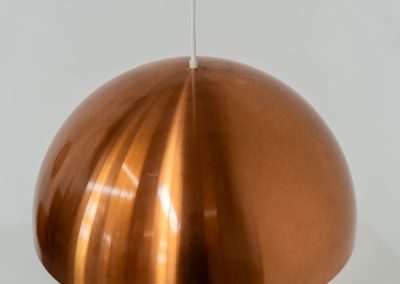 Copper “Louisiana” pendant light by Jørgen Bo & Vilhelm Wohlert for Louis Poulsen (Denmark, 1960s). A refined, sculptural design in warm copper, giving off a soft, glare-free light thanks to its layered inner shade. Originally created in connection with the Louisiana Museum of Modern Art, where both architects were closely involved for decades. Beautiful patina, timeless proportions. Effortless Danish design that works perfectly above a dining table or as a subtle focal point. In very good condition.