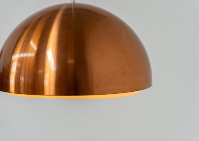 Copper “Louisiana” pendant light by Jørgen Bo & Vilhelm Wohlert for Louis Poulsen (Denmark, 1960s). A refined, sculptural design in warm copper, giving off a soft, glare-free light thanks to its layered inner shade. Originally created in connection with the Louisiana Museum of Modern Art, where both architects were closely involved for decades. Beautiful patina, timeless proportions. Effortless Danish design that works perfectly above a dining table or as a subtle focal point. In very good condition.