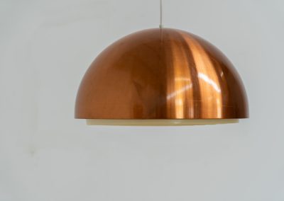 Copper “Louisiana” pendant light by Jørgen Bo & Vilhelm Wohlert for Louis Poulsen (Denmark, 1960s). A refined, sculptural design in warm copper, giving off a soft, glare-free light thanks to its layered inner shade. Originally created in connection with the Louisiana Museum of Modern Art, where both architects were closely involved for decades. Beautiful patina, timeless proportions. Effortless Danish design that works perfectly above a dining table or as a subtle focal point. In very good condition.