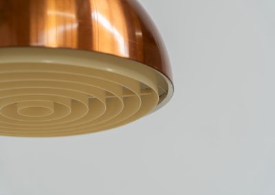 Copper “Louisiana” pendant light by Jørgen Bo & Vilhelm Wohlert for Louis Poulsen (Denmark, 1960s). A refined, sculptural design in warm copper, giving off a soft, glare-free light thanks to its layered inner shade. Originally created in connection with the Louisiana Museum of Modern Art, where both architects were closely involved for decades. Beautiful patina, timeless proportions. Effortless Danish design that works perfectly above a dining table or as a subtle focal point. In very good condition.