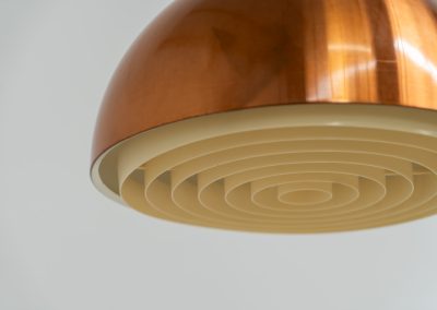 Copper “Louisiana” pendant light by Jørgen Bo & Vilhelm Wohlert for Louis Poulsen (Denmark, 1960s). A refined, sculptural design in warm copper, giving off a soft, glare-free light thanks to its layered inner shade. Originally created in connection with the Louisiana Museum of Modern Art, where both architects were closely involved for decades. Beautiful patina, timeless proportions. Effortless Danish design that works perfectly above a dining table or as a subtle focal point. In very good condition.