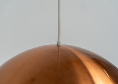 Copper “Louisiana” pendant light by Jørgen Bo & Vilhelm Wohlert for Louis Poulsen (Denmark, 1960s). A refined, sculptural design in warm copper, giving off a soft, glare-free light thanks to its layered inner shade. Originally created in connection with the Louisiana Museum of Modern Art, where both architects were closely involved for decades. Beautiful patina, timeless proportions. Effortless Danish design that works perfectly above a dining table or as a subtle focal point. In very good condition.