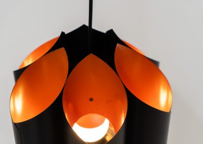 Sculptural pendant light by Bent Karlby for Lyfa (Denmark, 1960s). A bold, architectural design with folded metal shades in black and orange, creating a striking contrast and a warm, indirect glow. The layered construction plays with light and shadow, giving the piece a dynamic, almost graphic presence. A true mid-century statement. Compact, sculptural, and highly distinctive. Perfect as a focal point in any interior. In very good condition with age related wear.