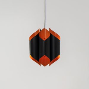 Sculptural pendant light by Bent Karlby for Lyfa (Denmark, 1960s). A bold, architectural design with folded metal shades in black and orange, creating a striking contrast and a warm, indirect glow. The layered construction plays with light and shadow, giving the piece a dynamic, almost graphic presence. A true mid-century statement. Compact, sculptural, and highly distinctive. Perfect as a focal point in any interior. In very good condition with age related wear.
