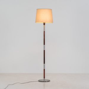 Rosewood & aluminium floorlamp attributed to Jo Hammerborg for Fog & Mørup (Denmark, 1960s). This elegant floor lamp features a sleek, minimalistic design, beautifully combining warm rosewood with refined aluminium details. While the model is often attributed to Jo Hammerborg, no official documentation has been found to fully confirm this. Regardless, it remains a striking example of high-quality Danish mid-century lighting. Presented in good condition, with normal age-related signs of use.