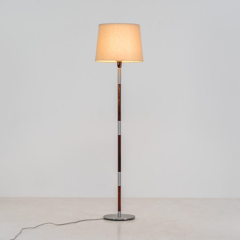 Rosewood & aluminium floorlamp attributed to Jo Hammerborg for Fog & Mørup (Denmark, 1960s). This elegant floor lamp features a sleek, minimalistic design, beautifully combining warm rosewood with refined aluminium details. While the model is often attributed to Jo Hammerborg, no official documentation has been found to fully confirm this. Regardless, it remains a striking example of high-quality Danish mid-century lighting. Presented in good condition, with normal age-related signs of use.