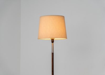 Rosewood & aluminium floorlamp attributed to Jo Hammerborg for Fog & Mørup (Denmark, 1960s). This elegant floor lamp features a sleek, minimalistic design, beautifully combining warm rosewood with refined aluminium details. While the model is often attributed to Jo Hammerborg, no official documentation has been found to fully confirm this. Regardless, it remains a striking example of high-quality Danish mid-century lighting. Presented in good condition, with normal age-related signs of use.
