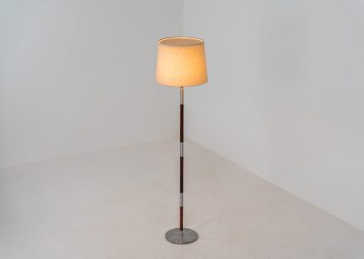 Rosewood & aluminium floorlamp attributed to Jo Hammerborg for Fog & Mørup (Denmark, 1960s). This elegant floor lamp features a sleek, minimalistic design, beautifully combining warm rosewood with refined aluminium details. While the model is often attributed to Jo Hammerborg, no official documentation has been found to fully confirm this. Regardless, it remains a striking example of high-quality Danish mid-century lighting. Presented in good condition, with normal age-related signs of use.