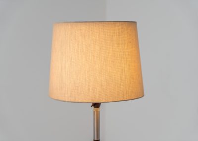 Rosewood & aluminium floorlamp attributed to Jo Hammerborg for Fog & Mørup (Denmark, 1960s). This elegant floor lamp features a sleek, minimalistic design, beautifully combining warm rosewood with refined aluminium details. While the model is often attributed to Jo Hammerborg, no official documentation has been found to fully confirm this. Regardless, it remains a striking example of high-quality Danish mid-century lighting. Presented in good condition, with normal age-related signs of use.