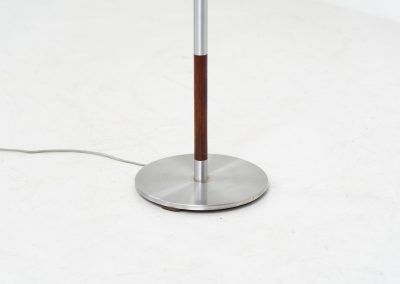 Rosewood & aluminium floorlamp attributed to Jo Hammerborg for Fog & Mørup (Denmark, 1960s). This elegant floor lamp features a sleek, minimalistic design, beautifully combining warm rosewood with refined aluminium details. While the model is often attributed to Jo Hammerborg, no official documentation has been found to fully confirm this. Regardless, it remains a striking example of high-quality Danish mid-century lighting. Presented in good condition, with normal age-related signs of use.