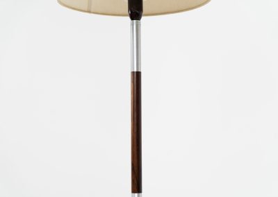 Rosewood & aluminium floorlamp attributed to Jo Hammerborg for Fog & Mørup (Denmark, 1960s). This elegant floor lamp features a sleek, minimalistic design, beautifully combining warm rosewood with refined aluminium details. While the model is often attributed to Jo Hammerborg, no official documentation has been found to fully confirm this. Regardless, it remains a striking example of high-quality Danish mid-century lighting. Presented in good condition, with normal age-related signs of use.