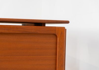 Teak writing desk by Arne Vodder for G.V. Møbler (Denmark, 1960s). This exceptionally beautiful piece is a true example of top-quality Danish craftsmanship. Made from teak, it showcases elegant aesthetics with softly rounded edges and a floating desk top. It contains six very deep drawers and a finished backside, making it an ideal piece for placement in the center of a room. The desk is in excellent condition.