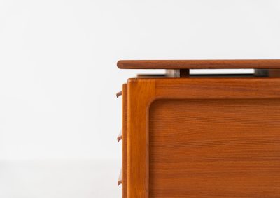 Teak writing desk by Arne Vodder for G.V. Møbler (Denmark, 1960s). This exceptionally beautiful piece is a true example of top-quality Danish craftsmanship. Made from teak, it showcases elegant aesthetics with softly rounded edges and a floating desk top. It contains six very deep drawers and a finished backside, making it an ideal piece for placement in the center of a room. The desk is in excellent condition.