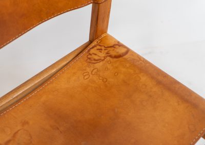 Oak & leather dining chairs (Denmark, 1960s). This exceptional set of dining chairs features solid oak frames paired with saddle leather seats. The design is reminiscent of Børge Mogensen’s “Spanish” dining chairs and could possibly be an lesser-known design by Mogensen, although this cannot be confirmed. The leather is in well-used condition with a beautiful, authentic patina. It shows some surface cracking, but this is limited to the top layer only and does not affect the structural integrity or strength of the seats.