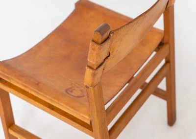 Oak & leather dining chairs (Denmark, 1960s). This exceptional set of dining chairs features solid oak frames paired with saddle leather seats. The design is reminiscent of Børge Mogensen’s “Spanish” dining chairs and could possibly be an lesser-known design by Mogensen, although this cannot be confirmed. The leather is in well-used condition with a beautiful, authentic patina. It shows some surface cracking, but this is limited to the top layer only and does not affect the structural integrity or strength of the seats.