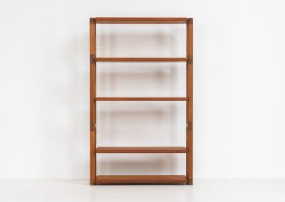 Shelving system by Svend Dyrlund (Denmark, 1960s). This shelving system, from Dyrlund’s 3000 series, is a true mid-century masterpiece. It combines bold, organic forms with substantial panel construction and refined, invisible joinery, resulting in a design that feels both architectural and sculptural. The overall composition is strong and grounded, giving the piece a striking, almost monumental presence. The shelves are height-adjustable, offering flexibility while maintaining its clean, structured aesthetic. The system is in very good condition, with light, visible signs of use that contribute to its authentic vintage character.