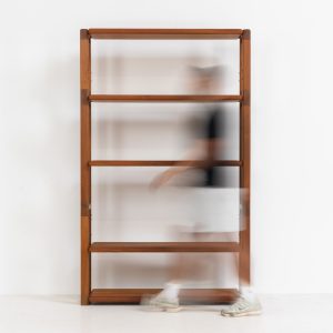 Shelving system by Svend Dyrlund (Denmark, 1960s). This shelving system, from Dyrlund’s 3000 series, is a true mid-century masterpiece. It combines bold, organic forms with substantial panel construction and refined, invisible joinery, resulting in a design that feels both architectural and sculptural. The overall composition is strong and grounded, giving the piece a striking, almost monumental presence. The shelves are height-adjustable, offering flexibility while maintaining its clean, structured aesthetic. The system is in very good condition, with light, visible signs of use that contribute to its authentic vintage character.