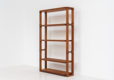 Shelving system by Svend Dyrlund (Denmark, 1960s). This shelving system, from Dyrlund’s 3000 series, is a true mid-century masterpiece. It combines bold, organic forms with substantial panel construction and refined, invisible joinery, resulting in a design that feels both architectural and sculptural. The overall composition is strong and grounded, giving the piece a striking, almost monumental presence. The shelves are height-adjustable, offering flexibility while maintaining its clean, structured aesthetic. The system is in very good condition, with light, visible signs of use that contribute to its authentic vintage character.