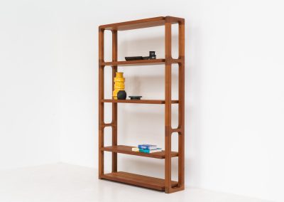 Shelving system by Svend Dyrlund (Denmark, 1960s). This shelving system, from Dyrlund’s 3000 series, is a true mid-century masterpiece. It combines bold, organic forms with substantial panel construction and refined, invisible joinery, resulting in a design that feels both architectural and sculptural. The overall composition is strong and grounded, giving the piece a striking, almost monumental presence. The shelves are height-adjustable, offering flexibility while maintaining its clean, structured aesthetic. The system is in very good condition, with light, visible signs of use that contribute to its authentic vintage character.