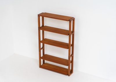 Shelving system by Svend Dyrlund (Denmark, 1960s). This shelving system, from Dyrlund’s 3000 series, is a true mid-century masterpiece. It combines bold, organic forms with substantial panel construction and refined, invisible joinery, resulting in a design that feels both architectural and sculptural. The overall composition is strong and grounded, giving the piece a striking, almost monumental presence. The shelves are height-adjustable, offering flexibility while maintaining its clean, structured aesthetic. The system is in very good condition, with light, visible signs of use that contribute to its authentic vintage character.