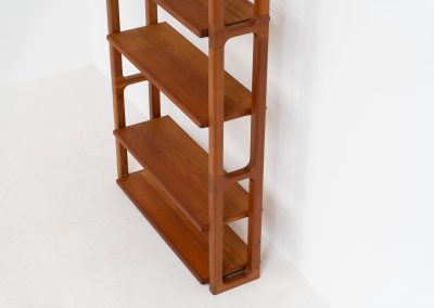 Shelving system by Svend Dyrlund (Denmark, 1960s). This shelving system, from Dyrlund’s 3000 series, is a true mid-century masterpiece. It combines bold, organic forms with substantial panel construction and refined, invisible joinery, resulting in a design that feels both architectural and sculptural. The overall composition is strong and grounded, giving the piece a striking, almost monumental presence. The shelves are height-adjustable, offering flexibility while maintaining its clean, structured aesthetic. The system is in very good condition, with light, visible signs of use that contribute to its authentic vintage character.