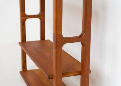 Shelving system by Svend Dyrlund (Denmark, 1960s). This shelving system, from Dyrlund’s 3000 series, is a true mid-century masterpiece. It combines bold, organic forms with substantial panel construction and refined, invisible joinery, resulting in a design that feels both architectural and sculptural. The overall composition is strong and grounded, giving the piece a striking, almost monumental presence. The shelves are height-adjustable, offering flexibility while maintaining its clean, structured aesthetic. The system is in very good condition, with light, visible signs of use that contribute to its authentic vintage character.