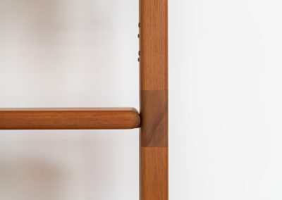 Shelving system by Svend Dyrlund (Denmark, 1960s). This shelving system, from Dyrlund’s 3000 series, is a true mid-century masterpiece. It combines bold, organic forms with substantial panel construction and refined, invisible joinery, resulting in a design that feels both architectural and sculptural. The overall composition is strong and grounded, giving the piece a striking, almost monumental presence. The shelves are height-adjustable, offering flexibility while maintaining its clean, structured aesthetic. The system is in very good condition, with light, visible signs of use that contribute to its authentic vintage character.