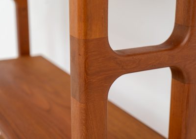 Shelving system by Svend Dyrlund (Denmark, 1960s). This shelving system, from Dyrlund’s 3000 series, is a true mid-century masterpiece. It combines bold, organic forms with substantial panel construction and refined, invisible joinery, resulting in a design that feels both architectural and sculptural. The overall composition is strong and grounded, giving the piece a striking, almost monumental presence. The shelves are height-adjustable, offering flexibility while maintaining its clean, structured aesthetic. The system is in very good condition, with light, visible signs of use that contribute to its authentic vintage character.