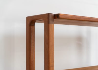 Shelving system by Svend Dyrlund (Denmark, 1960s). This shelving system, from Dyrlund’s 3000 series, is a true mid-century masterpiece. It combines bold, organic forms with substantial panel construction and refined, invisible joinery, resulting in a design that feels both architectural and sculptural. The overall composition is strong and grounded, giving the piece a striking, almost monumental presence. The shelves are height-adjustable, offering flexibility while maintaining its clean, structured aesthetic. The system is in very good condition, with light, visible signs of use that contribute to its authentic vintage character.