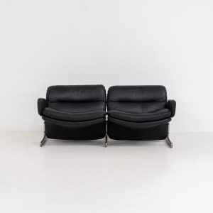 Exceptional “Doppiosandwich” sofa by Ammanati & Vitelli for Brunati (Italy, 1970s). Striking Italian design from the 1970s, designed by Titina Ammannati and Giampiero Vitelli for Brunati. The Doppiosandwich sofa is characterized by its sculptural form, comfortable “sandwich” leather cushions and distinctive chromed metal base. Upholstered in black leather, it offers exceptional comfort while maintaining a strong architectural presence. A sought-after design that effortlessly combines Italian elegance, comfort and timeless modernist appeal. The armrests can be easily removed for a more sleek and minimastic appearance. The sofa remains in very good condition and contains the original certificate.