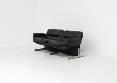 Exceptional “Doppiosandwich” sofa by Ammanati & Vitelli for Brunati (Italy, 1970s). Striking Italian design from the 1970s, designed by Titina Ammannati and Giampiero Vitelli for Brunati. The Doppiosandwich sofa is characterized by its sculptural form, comfortable “sandwich” leather cushions and distinctive chromed metal base. Upholstered in black leather, it offers exceptional comfort while maintaining a strong architectural presence. A sought-after design that effortlessly combines Italian elegance, comfort and timeless modernist appeal. The armrests can be easily removed for a more sleek and minimastic appearance. The sofa remains in very good condition and contains the original certificate.