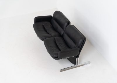 Exceptional “Doppiosandwich” sofa by Ammanati & Vitelli for Brunati (Italy, 1970s). Striking Italian design from the 1970s, designed by Titina Ammannati and Giampiero Vitelli for Brunati. The Doppiosandwich sofa is characterized by its sculptural form, comfortable “sandwich” leather cushions and distinctive chromed metal base. Upholstered in black leather, it offers exceptional comfort while maintaining a strong architectural presence. A sought-after design that effortlessly combines Italian elegance, comfort and timeless modernist appeal. The armrests can be easily removed for a more sleek and minimastic appearance. The sofa remains in very good condition and contains the original certificate.
