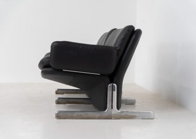 Exceptional “Doppiosandwich” sofa by Ammanati & Vitelli for Brunati (Italy, 1970s). Striking Italian design from the 1970s, designed by Titina Ammannati and Giampiero Vitelli for Brunati. The Doppiosandwich sofa is characterized by its sculptural form, comfortable “sandwich” leather cushions and distinctive chromed metal base. Upholstered in black leather, it offers exceptional comfort while maintaining a strong architectural presence. A sought-after design that effortlessly combines Italian elegance, comfort and timeless modernist appeal. The armrests can be easily removed for a more sleek and minimastic appearance. The sofa remains in very good condition and contains the original certificate.