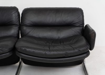 Exceptional “Doppiosandwich” sofa by Ammanati & Vitelli for Brunati (Italy, 1970s). Striking Italian design from the 1970s, designed by Titina Ammannati and Giampiero Vitelli for Brunati. The Doppiosandwich sofa is characterized by its sculptural form, comfortable “sandwich” leather cushions and distinctive chromed metal base. Upholstered in black leather, it offers exceptional comfort while maintaining a strong architectural presence. A sought-after design that effortlessly combines Italian elegance, comfort and timeless modernist appeal. The armrests can be easily removed for a more sleek and minimastic appearance. The sofa remains in very good condition and contains the original certificate.