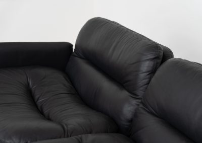 Exceptional “Doppiosandwich” sofa by Ammanati & Vitelli for Brunati (Italy, 1970s). Striking Italian design from the 1970s, designed by Titina Ammannati and Giampiero Vitelli for Brunati. The Doppiosandwich sofa is characterized by its sculptural form, comfortable “sandwich” leather cushions and distinctive chromed metal base. Upholstered in black leather, it offers exceptional comfort while maintaining a strong architectural presence. A sought-after design that effortlessly combines Italian elegance, comfort and timeless modernist appeal. The armrests can be easily removed for a more sleek and minimastic appearance. The sofa remains in very good condition and contains the original certificate.