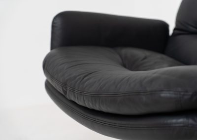 Exceptional “Doppiosandwich” sofa by Ammanati & Vitelli for Brunati (Italy, 1970s). Striking Italian design from the 1970s, designed by Titina Ammannati and Giampiero Vitelli for Brunati. The Doppiosandwich sofa is characterized by its sculptural form, comfortable “sandwich” leather cushions and distinctive chromed metal base. Upholstered in black leather, it offers exceptional comfort while maintaining a strong architectural presence. A sought-after design that effortlessly combines Italian elegance, comfort and timeless modernist appeal. The armrests can be easily removed for a more sleek and minimastic appearance. The sofa remains in very good condition and contains the original certificate.