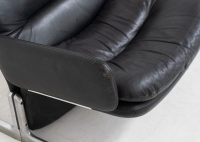 Exceptional “Doppiosandwich” sofa by Ammanati & Vitelli for Brunati (Italy, 1970s). Striking Italian design from the 1970s, designed by Titina Ammannati and Giampiero Vitelli for Brunati. The Doppiosandwich sofa is characterized by its sculptural form, comfortable “sandwich” leather cushions and distinctive chromed metal base. Upholstered in black leather, it offers exceptional comfort while maintaining a strong architectural presence. A sought-after design that effortlessly combines Italian elegance, comfort and timeless modernist appeal. The armrests can be easily removed for a more sleek and minimastic appearance. The sofa remains in very good condition and contains the original certificate.