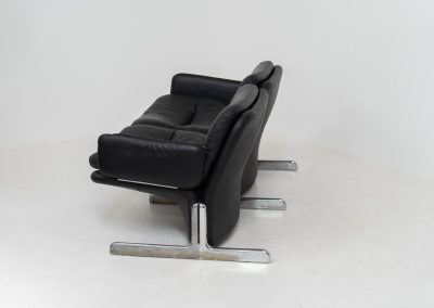 Exceptional “Doppiosandwich” sofa by Ammanati & Vitelli for Brunati (Italy, 1970s). Striking Italian design from the 1970s, designed by Titina Ammannati and Giampiero Vitelli for Brunati. The Doppiosandwich sofa is characterized by its sculptural form, comfortable “sandwich” leather cushions and distinctive chromed metal base. Upholstered in black leather, it offers exceptional comfort while maintaining a strong architectural presence. A sought-after design that effortlessly combines Italian elegance, comfort and timeless modernist appeal. The armrests can be easily removed for a more sleek and minimastic appearance. The sofa remains in very good condition and contains the original certificate.
