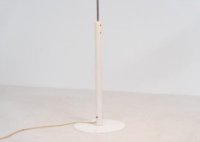 “VIP” floor lamp by Jørgen Gammelgaard for Pandul (Denmark, 1980s). Minimalist Danish design featuring a white conical shade, slim metal stem and adjustable head for both directional or indirectional light. A functional and elegant floor lamp with timeless appeal.