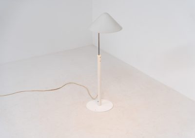 “VIP” floor lamp by Jørgen Gammelgaard for Pandul (Denmark, 1980s). Minimalist Danish design featuring a white conical shade, slim metal stem and adjustable head for both directional or indirectional light. A functional and elegant floor lamp with timeless appeal.