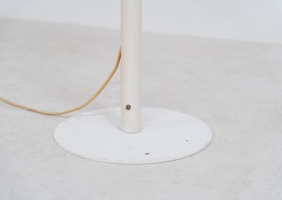 “VIP” floor lamp by Jørgen Gammelgaard for Pandul (Denmark, 1980s). Minimalist Danish design featuring a white conical shade, slim metal stem and adjustable head for both directional or indirectional light. A functional and elegant floor lamp with timeless appeal.