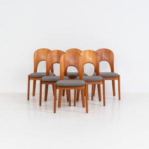 Set of 6 “Morten” dining chairs by Niels Koefoed (Denmark, 1960s). An elegant and sculptural design defined by its organic lines, crafted in solid teak with a rich, warm grain. The chairs have been professionally reupholstered in a refined grey fabric, offering a clean, contemporary contrast to the timeless wooden frame. Presented in excellent condition and ready for another lifetime.