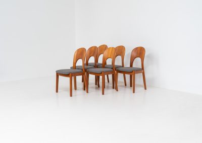 Set of 6 “Morten” dining chairs by Niels Koefoed (Denmark, 1960s). An elegant and sculptural design defined by its organic lines, crafted in solid teak with a rich, warm grain. The chairs have been professionally reupholstered in a refined grey fabric, offering a clean, contemporary contrast to the timeless wooden frame. Presented in excellent condition and ready for another lifetime.