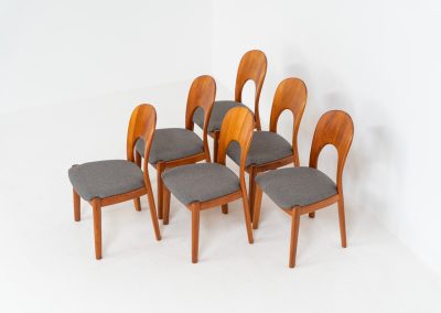Set of 6 “Morten” dining chairs by Niels Koefoed (Denmark, 1960s). An elegant and sculptural design defined by its organic lines, crafted in solid teak with a rich, warm grain. The chairs have been professionally reupholstered in a refined grey fabric, offering a clean, contemporary contrast to the timeless wooden frame. Presented in excellent condition and ready for another lifetime.